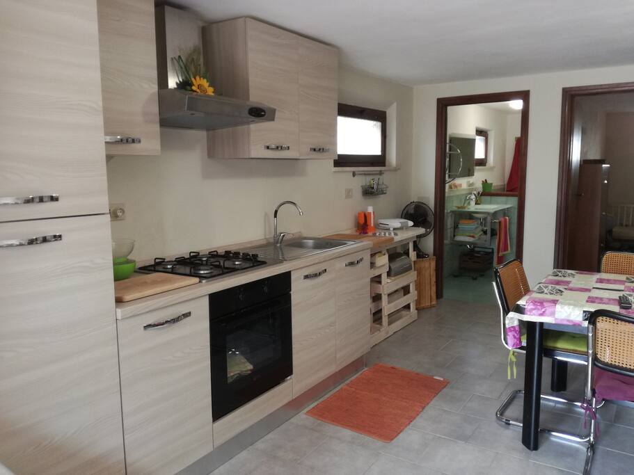 Cucina con frigorifero,piano cottura,forno,microonde,stoviglie