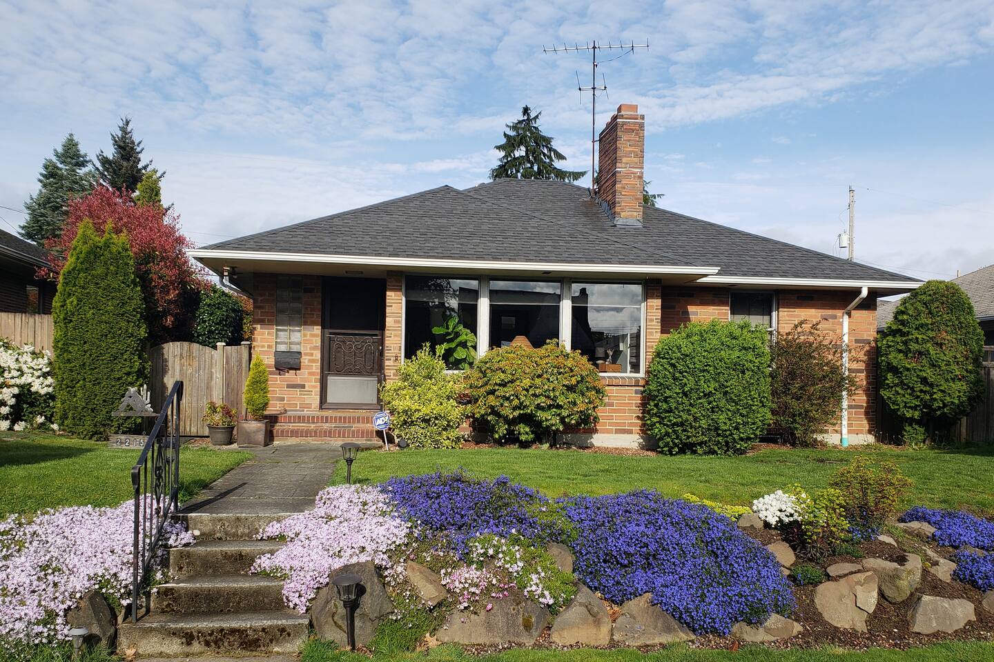 bell s bungalow at west seattle houses for rent in seattle