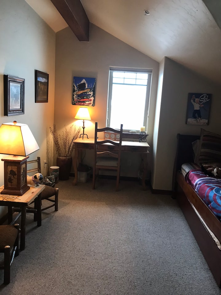 Lart/dhoma e tretë e gjumit (tavolina e punës dhe tavanet e harkuara në të gjithë ambientin)