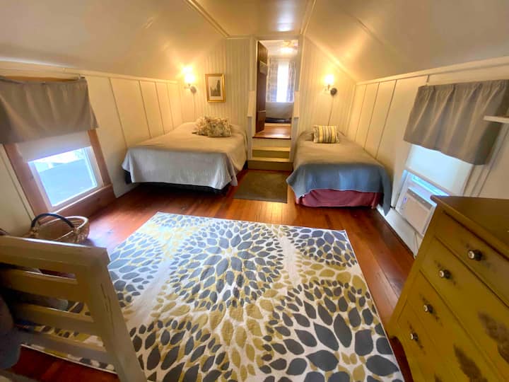 BDRM 3 është e arritshme PËRMES bdrm 2 ose një shkalle të vogël mbrapa që kërkon të ulësh kokën (DERË E ULËT deri te shkallët). Njësia e dritares A/C gjatë verës dhe radiatorit elektrik gjatë dimrit. Krevat dopio dhe krevat dopio me madhësi të plotë. 