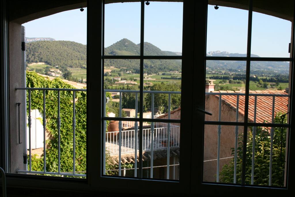 vue du studio sur les dentelles de Montmirail et le Ventoux