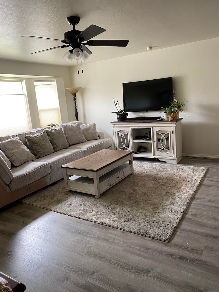 Nice &Friendly Home . Private Room - Phoenix, OR