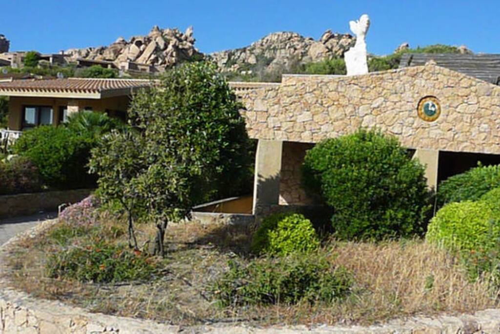 accesso da Via Lu Ciuoni, l'appartamento Sole 2 si trova esattamente sotto l'aquila di granito.