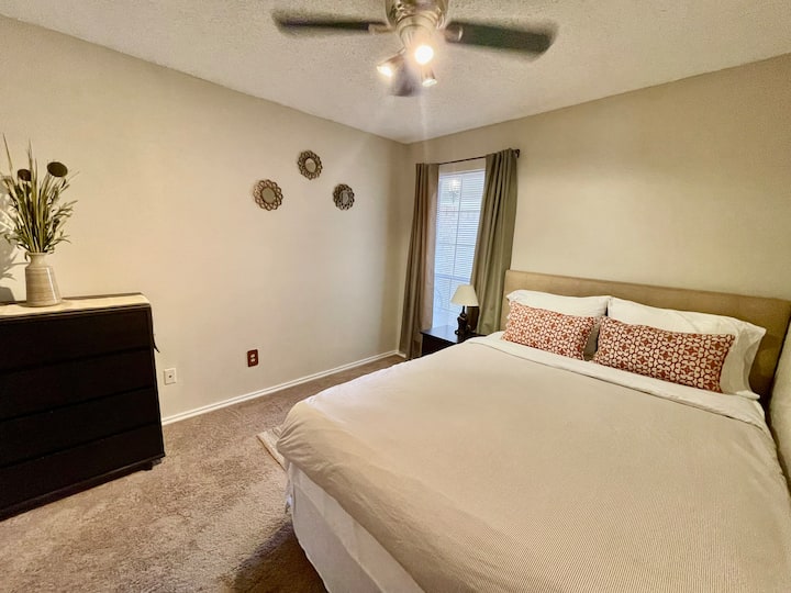 חדר שינה זוגי עם ארון