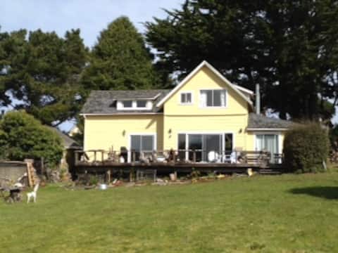 Mendocino Beach House with Ocean View & Beach Path