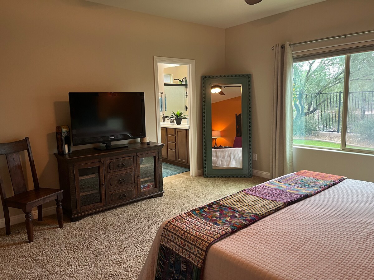 Dormitorio principal con televisión inteligente