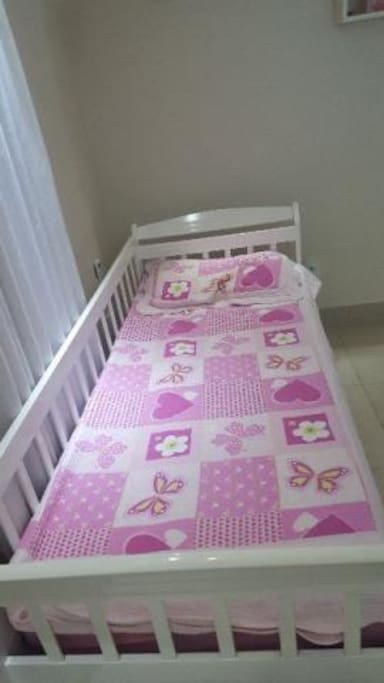 Quarto com uma bicama de solteiro, acomoda duas pessoas