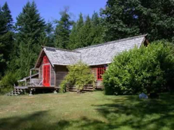 The Old Bakery Guest Cottage on Lasqueti Island Cabins for Rent in