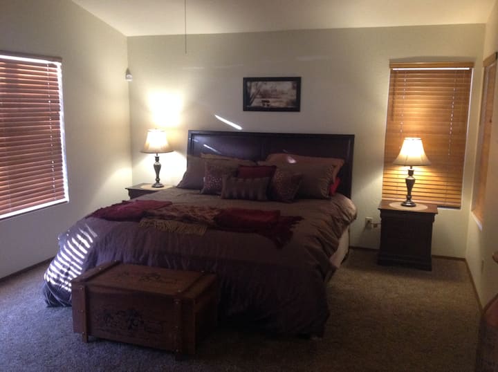 主卧配备加大双人床