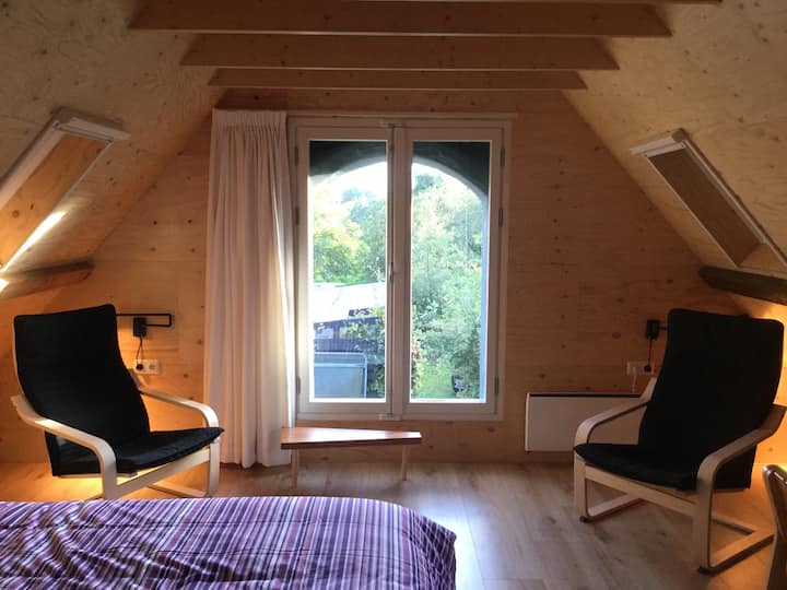 كرسيان للاسترخاء وطاولة جانبية. إطلالة على الممر.