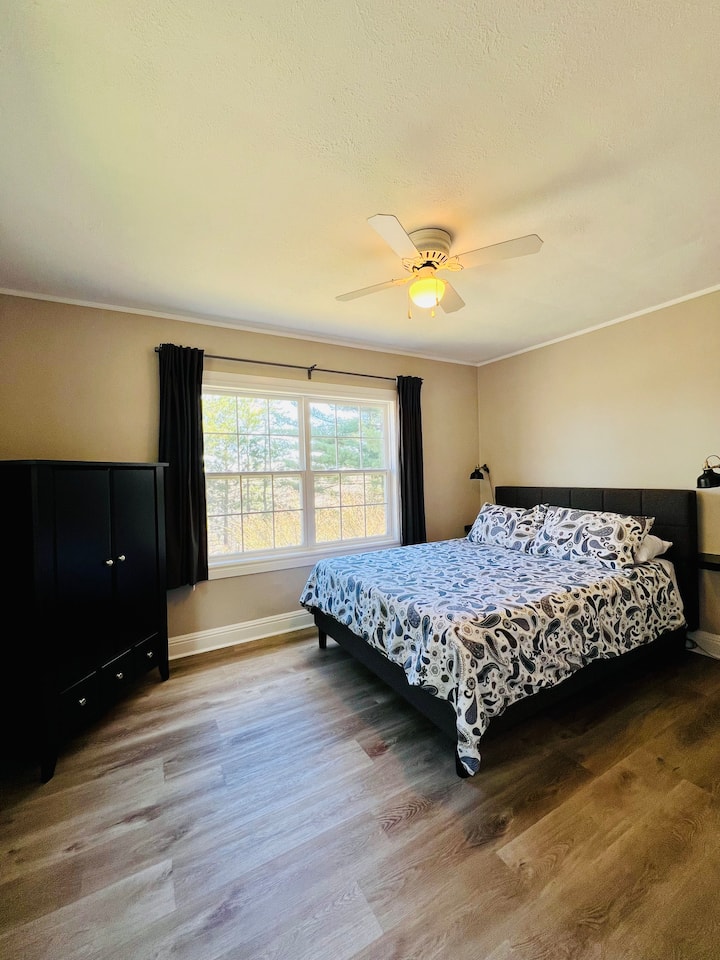 主楼层卧室配备标准双人床、大衣柜和衣柜。 