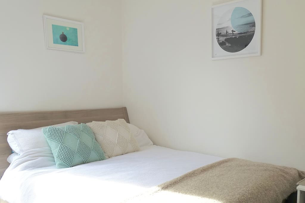 Bright sunny bedroom, backing onto a quiet street and out of ear shot from Manly's vibrant night life.