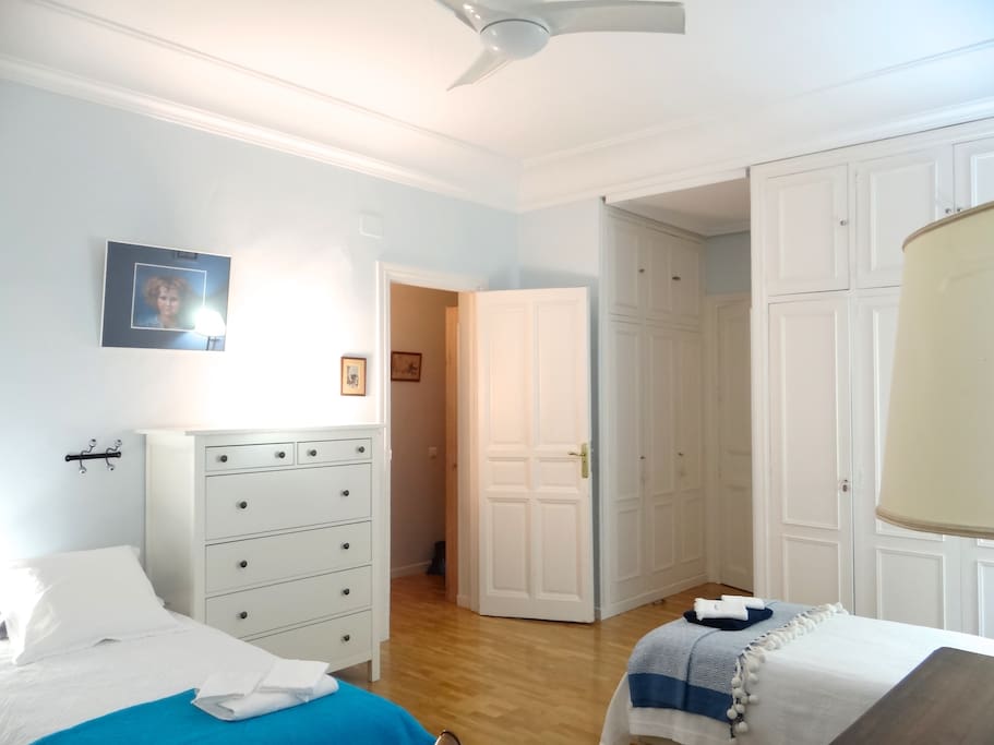 Large blue bedroom (26 m²) - Including 1 double bed (the double bed can split out into two single beds) and another single bed - On demand extra mattress available for a fourth guest (would be put on the floor) - Opening on 1st patio