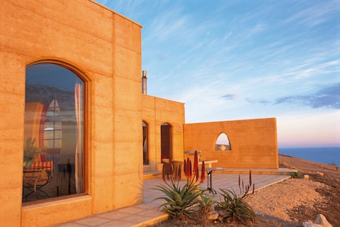 Sky House, Luxe Rammed Earth Villa, Pet Friendly