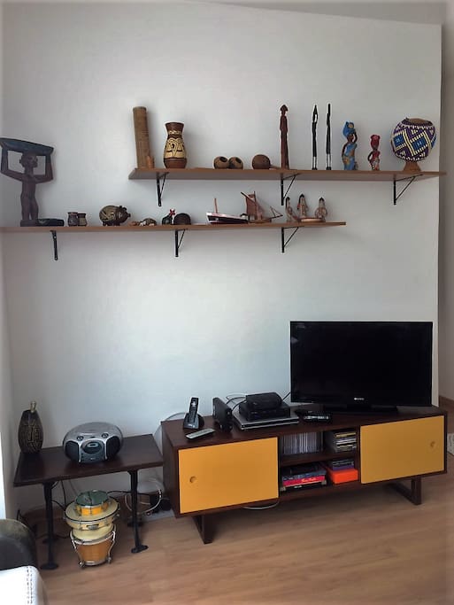 Sala: televisão a cabo, internet, radio.