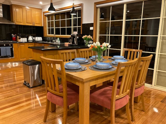 Style/Comfort/Spacious 4 Bedroom House plus study