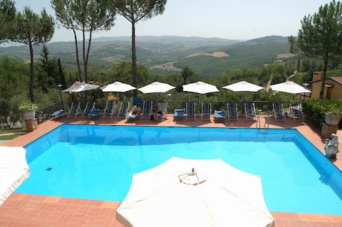 Stunning Chianti views and Tennis between Flo/Sien