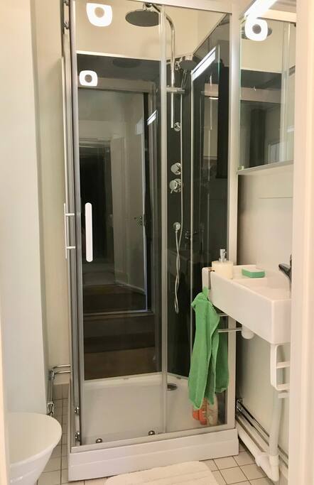 Private shower room