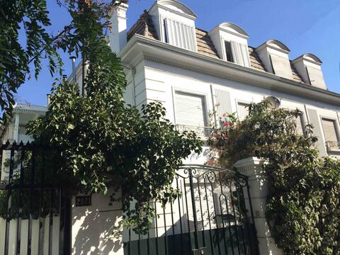 Cozy and quiet Art Deco House in Providencia
