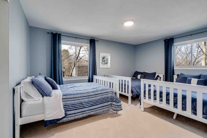 שתי מיטות בגודל מלא ומיטה זוגית אחת בחדר השינה למעלה. מקום ל -5