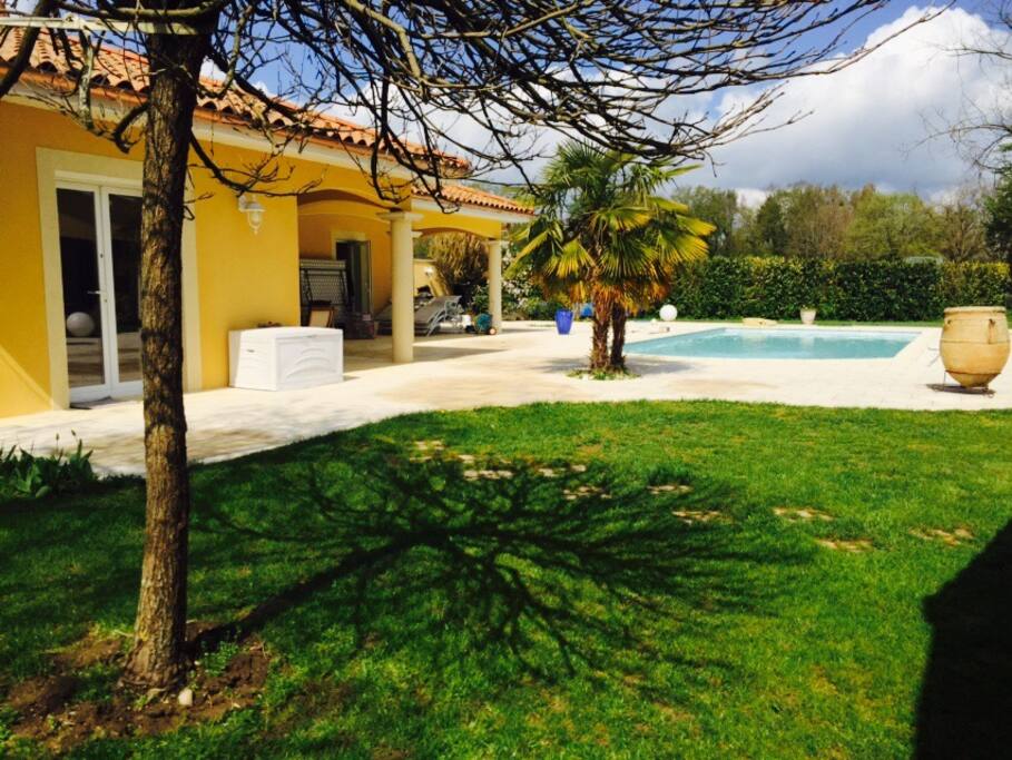 Extérieure dans parc avec piscine privée non accessible pour les voyageurs (éventuellement sur demande à voir sur place avec un petit supplément.)