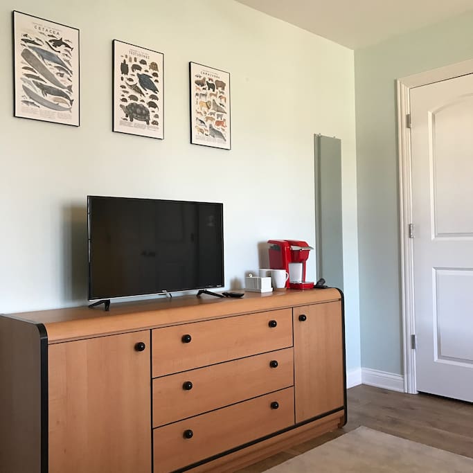 Private Bedroom: Smart Tv includes Netflix, Hulu, HBO Now, Amazon Video,& Crunchyroll.