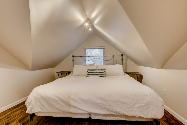 Kitanda aina ya King katika chumba cha kulala