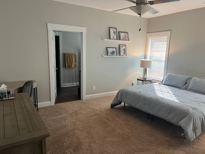 Habitación principal; Cama King size, televisión, escritorio, ventilador de techo, baño completo y vestidor adjunto. 