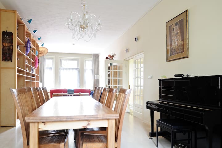 5-bedrooms house; central location; free parking