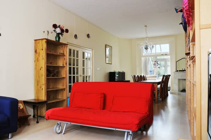 5-bedrooms house; central location; free parking