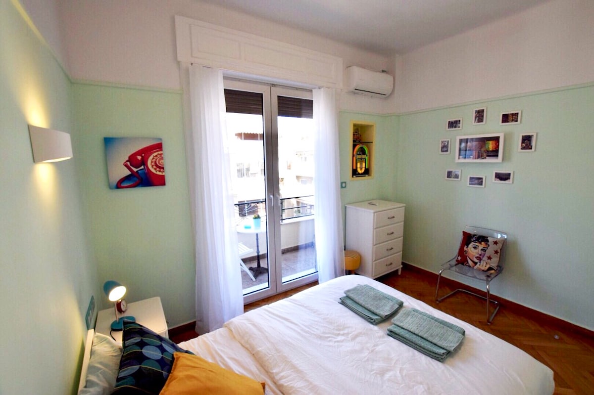 Почит към 60 - те, 70 - те години с винтидж стаята. Двойно легло (с ортопедичен матрак с високо качество), контакти, минисейф в изправност , A/C жилище 12.000btu,частен балкон с изглед към града.