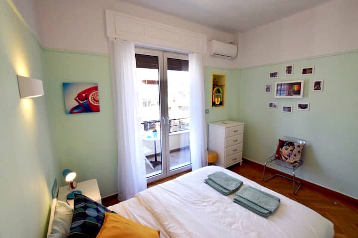 Kodi kwa miaka ya 60, 70s na chumba cha mavuno. Kitanda cha mara mbili (na godoro la mifupa la ubora wa juu),soketi, sanduku la juke kwa utaratibu wa kufanya kazi, kitengo cha A/C 12.000btu, roshani ya kibinafsi na mtazamo wa jiji.