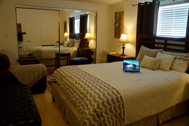 Საძინებელი 2 სააბაზანოთი და Smart ტელევიზორით - საფარი ოთახი