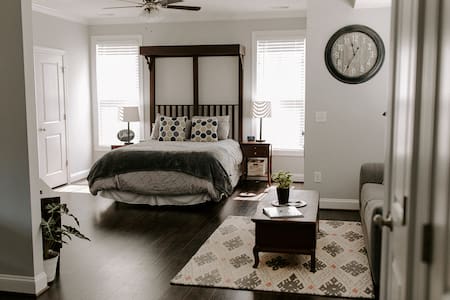 ★CUSTOM BUILT★ Downtown Garage Studio Loft Apt