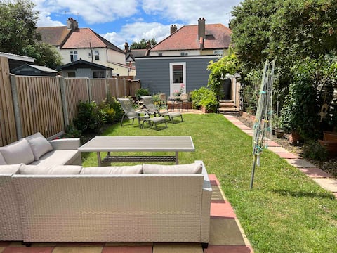 Quaint 2 Bed Bungalow 1 Mile from the Seafront