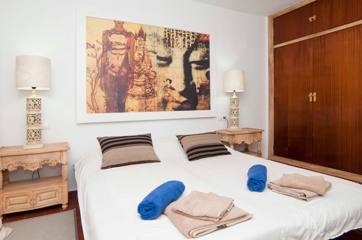 Vintage spavaća soba. 2 kreveta za jednu osobu