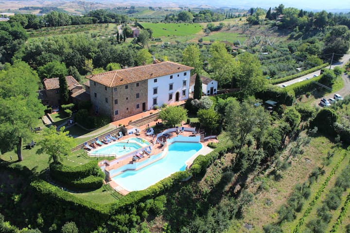WIFI, Garden and 2 Swimming Pools!