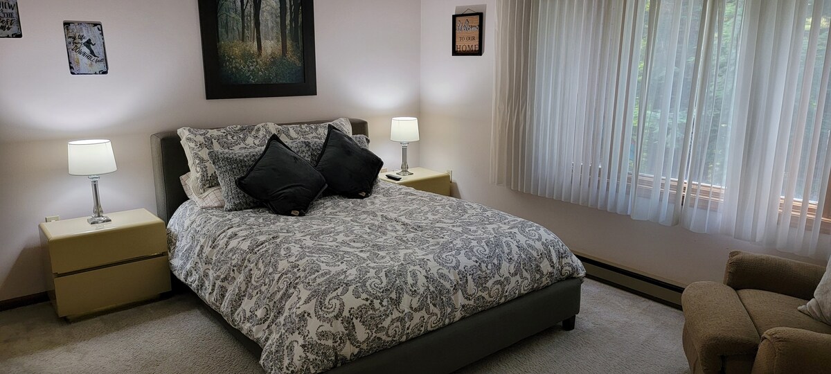 Основна спалня на 2 - ри етаж със самостоятелна баня и тоалетна