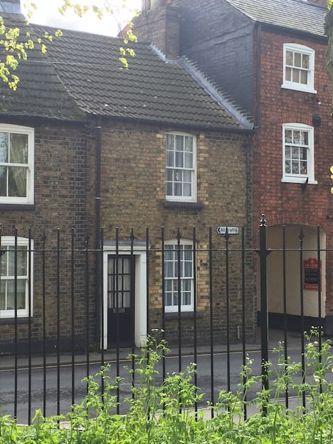 Popular Airbnb listing: Cottage in the heart of historic uphill Lincoln in Burton