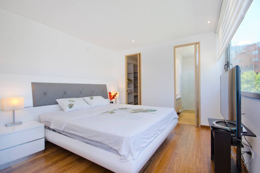 Master bedroom king size bed 42´ LCD TV