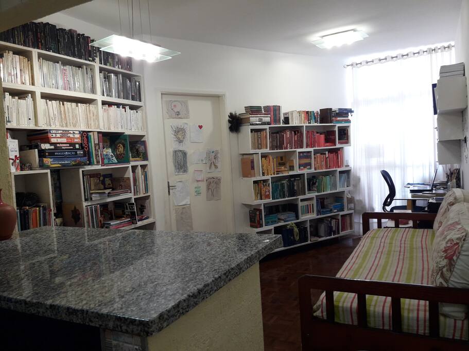 Entrando no apartamento... A bancada de granito é da cozinha. Temos uma pequena biblioteca particular, um home-office e uma sala bem aconchegantes.