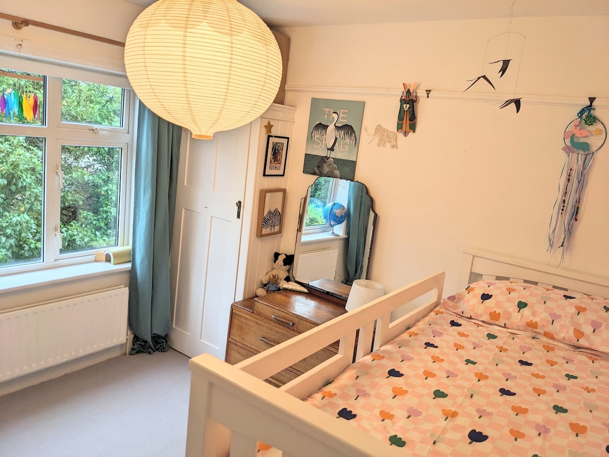 Третата спалня гледа към крушата.