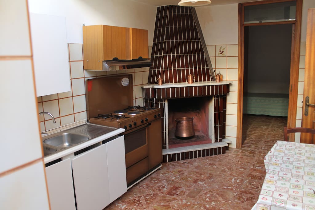 cucina abitabile con caminetto funzionante
