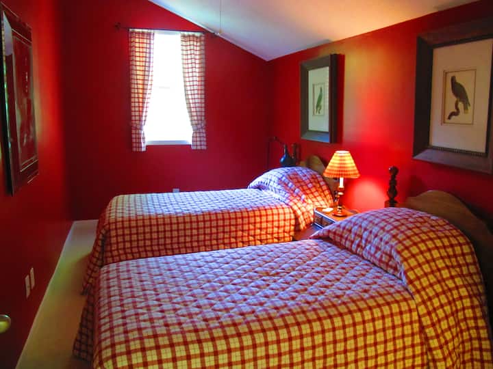 Spálňa č.4 (červená izba) s výhľadom na Bald Rock Mountain.