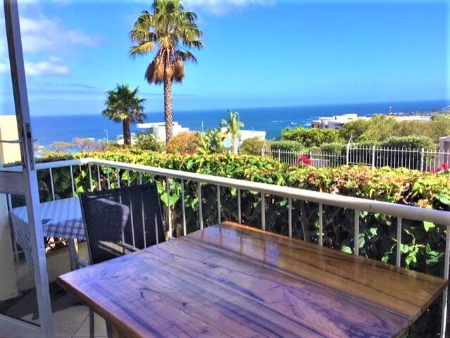 Sea views & 10 min walk from Camps Bay beach