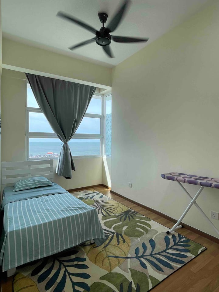 Единично легло с допълнителен единичен матрак. Стая с вентилатор на тавана и място за гладене на дрехи 