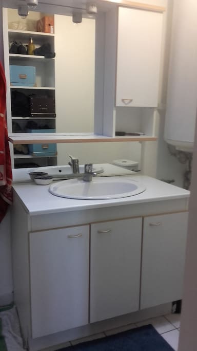 la salle de bain (la douche n'est pas visible mais elle est sur la gauche du lavabo et les toilettes à droite).