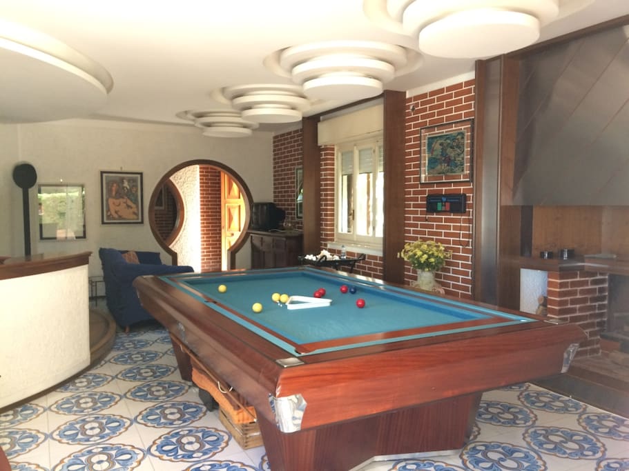 Salone con tavolo da biliardo e zona giochi / zona pranzo/ sala da ballo.
