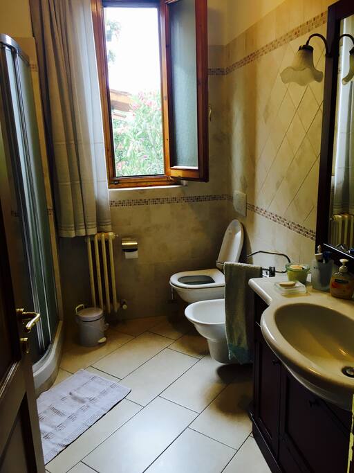 Bathroom / Cuarto de baño / Bagno