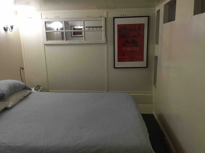 Საძინებელი დიდი საწოლით, ღამის მაგიდებითა და კითხვით. განათება 